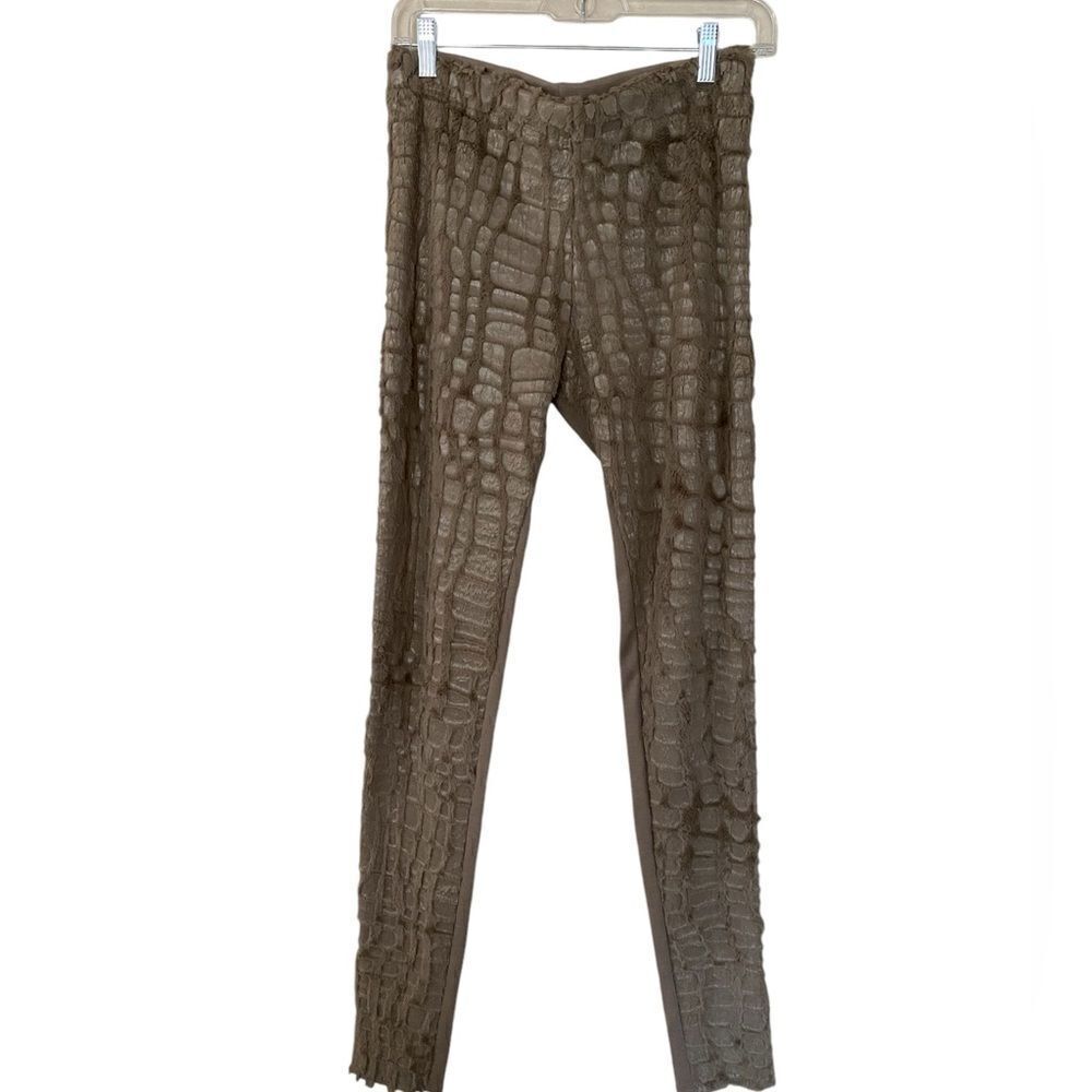 Kay Ose in the calm Reptile Print Leggings